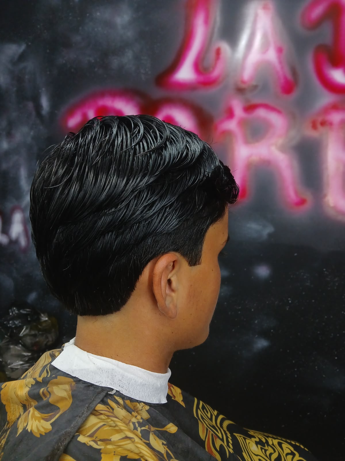 Buzz cut con textura y contornos definidos.
