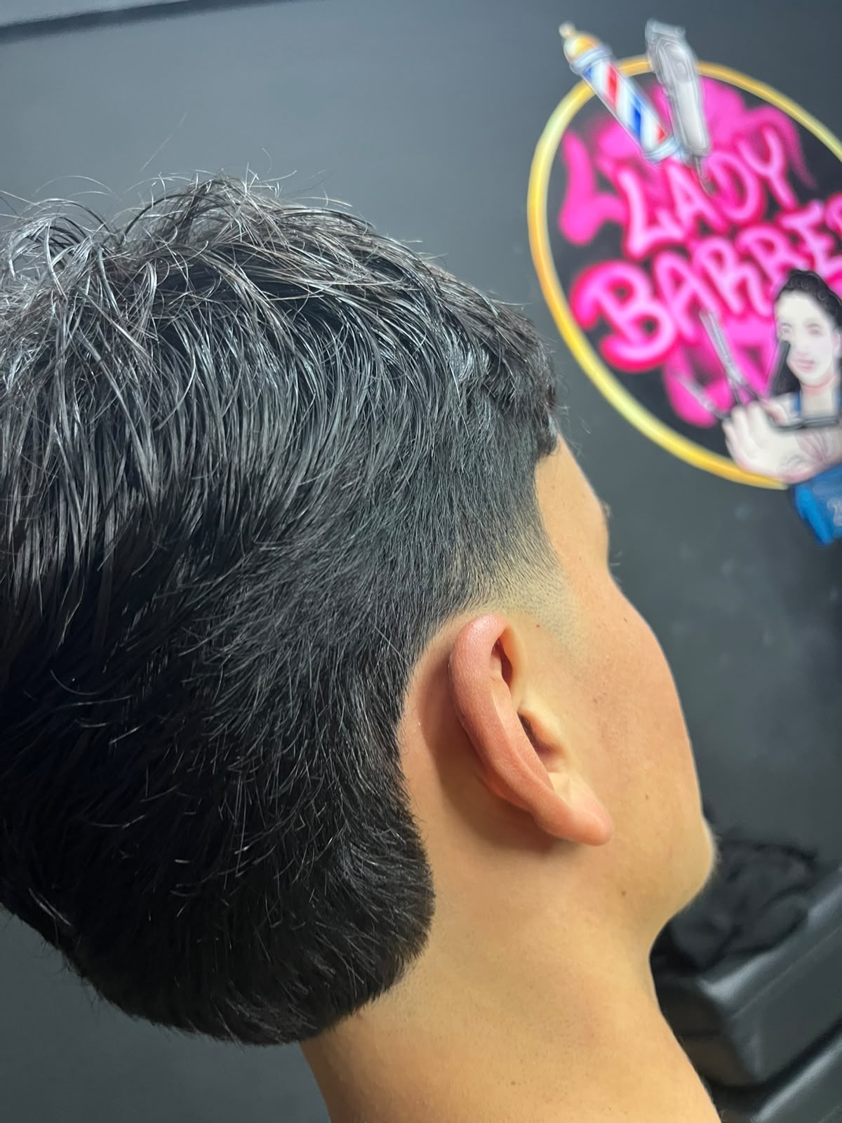 Mullet moderno con capas y textura.